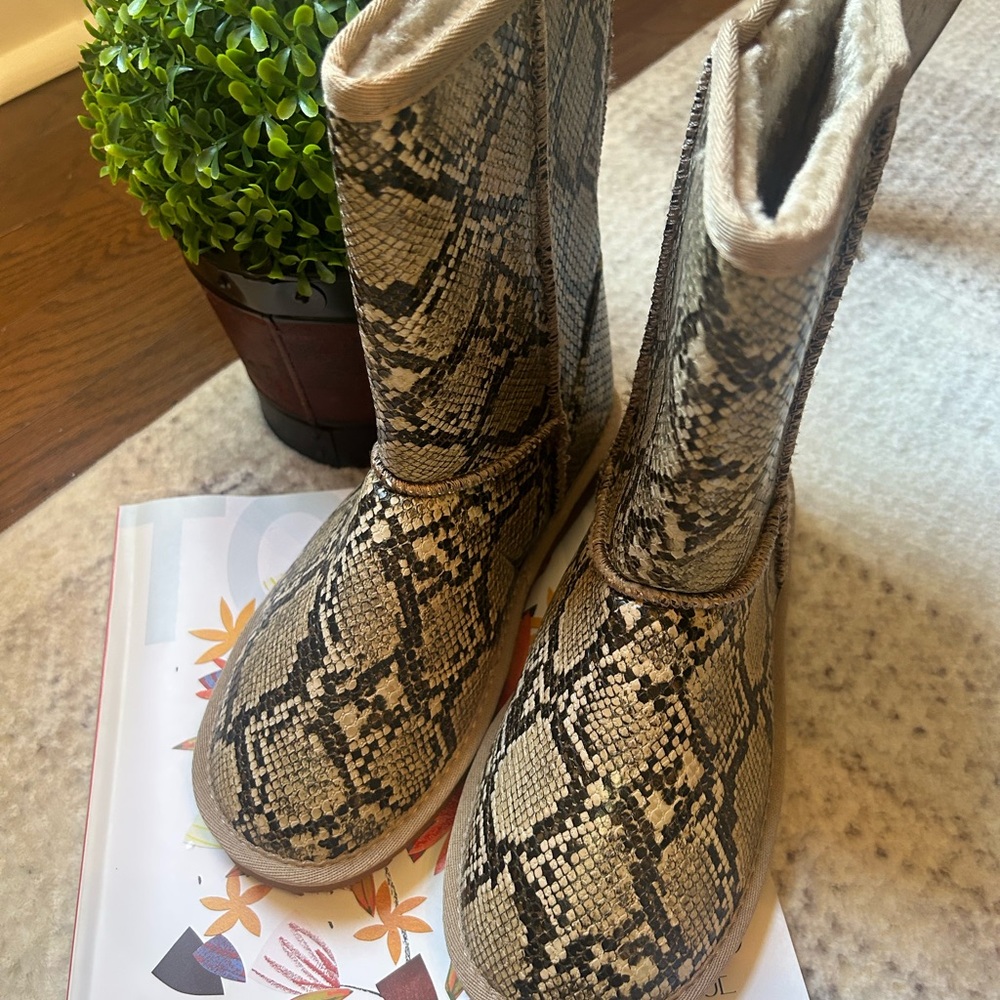 💥 NWOT Classic Short Snake Print Booties💥